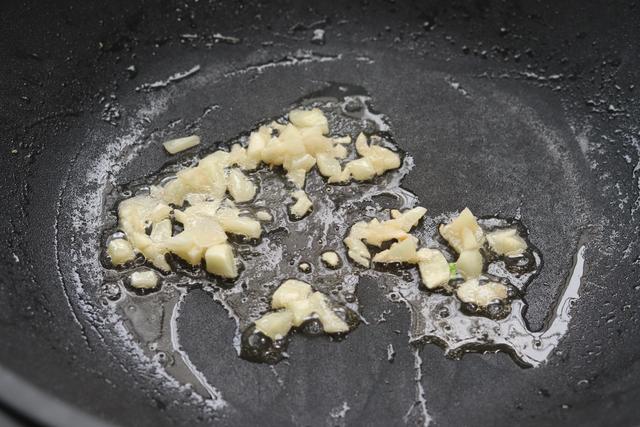 夏天,这3种食物一起炒,微甜开胃,上桌就扫光,比肉吃的还香