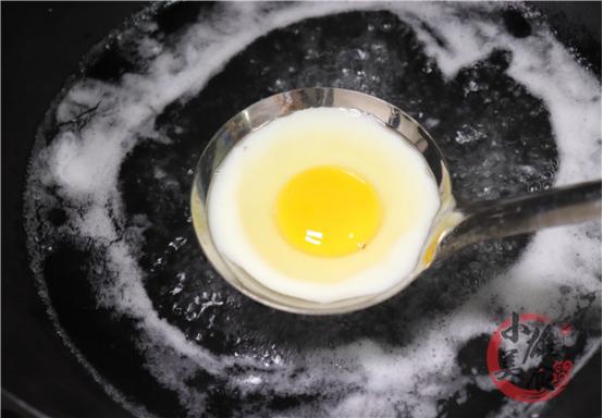 原来水煮荷包蛋这么简单,大厨教你3步,一次煮6个完整,不散花