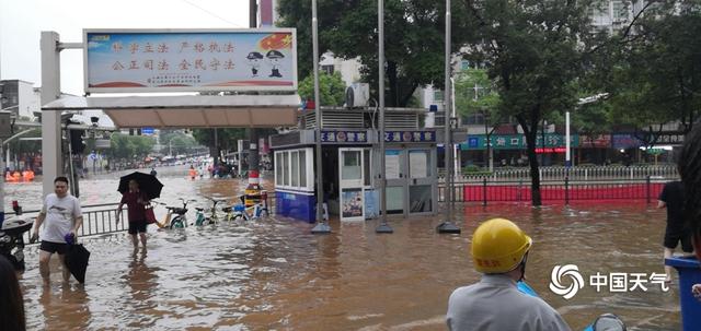 江西萍乡遭暴雨侵袭 内涝严重山体塌方