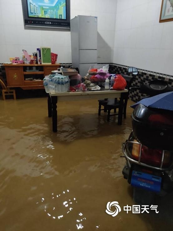 江西萍乡遭暴雨侵袭 内涝严重山体塌方