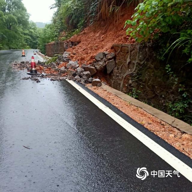 江西萍乡遭暴雨侵袭 内涝严重山体塌方
