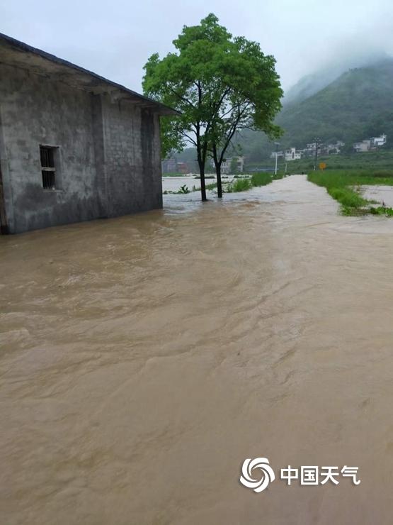 江西萍乡遭暴雨侵袭 内涝严重山体塌方