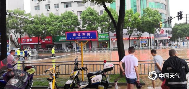 江西萍乡遭暴雨侵袭 内涝严重山体塌方