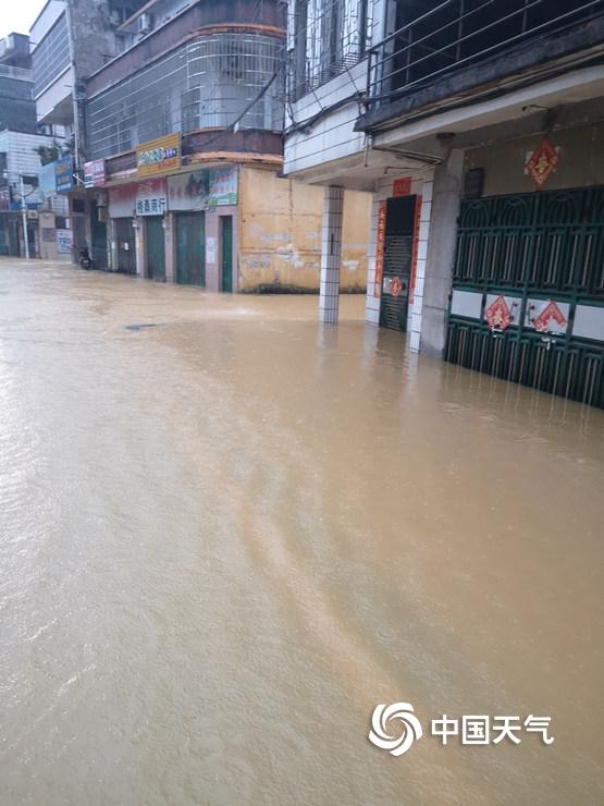 广东龙门遭遇大暴雨 房屋进水农作物被淹