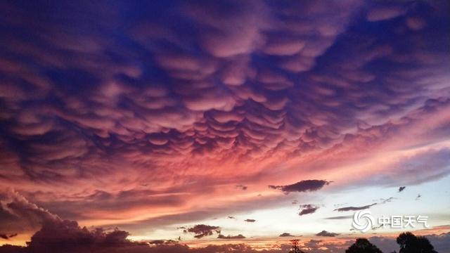 海南晚霞惊艳天空 色彩绮丽如油画