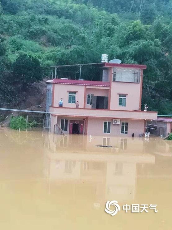 广东和平遭遇强降雨 房屋受浸山体滑坡