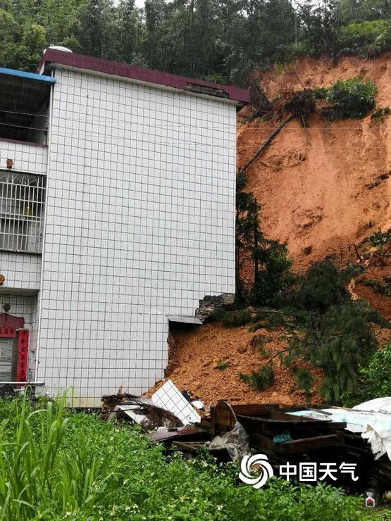 广东和平遭遇强降雨 房屋受浸山体滑坡