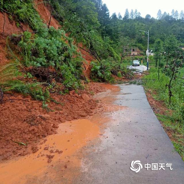 广东和平遭遇强降雨 房屋受浸山体滑坡