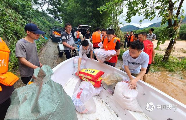 暴雨袭击广西桂林柳州 救援队用冲锋舟运送物资