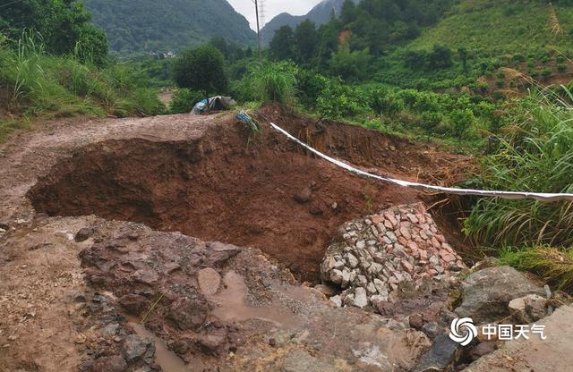 暴雨袭击广西桂林柳州 救援队用冲锋舟运送物资