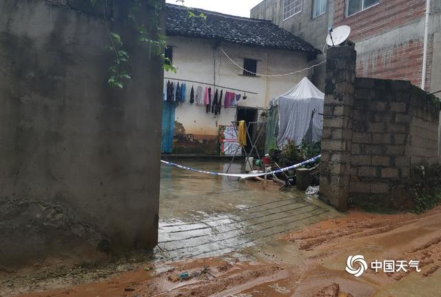 暴雨袭击广西桂林柳州 救援队用冲锋舟运送物资