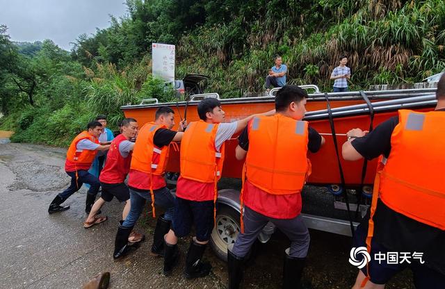 暴雨袭击广西桂林柳州 救援队用冲锋舟运送物资