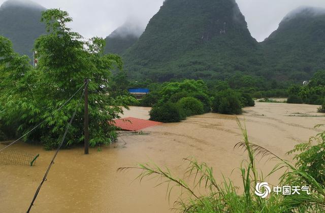 暴雨袭击广西桂林柳州 救援队用冲锋舟运送物资