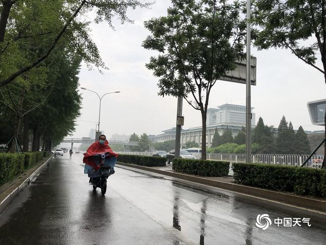 北京雷阵雨上线 天空阴沉路面湿滑