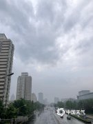 北京雷阵雨上线 天空阴沉