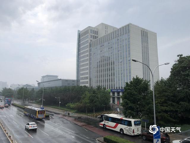 北京雷阵雨上线 天空阴沉路面湿滑