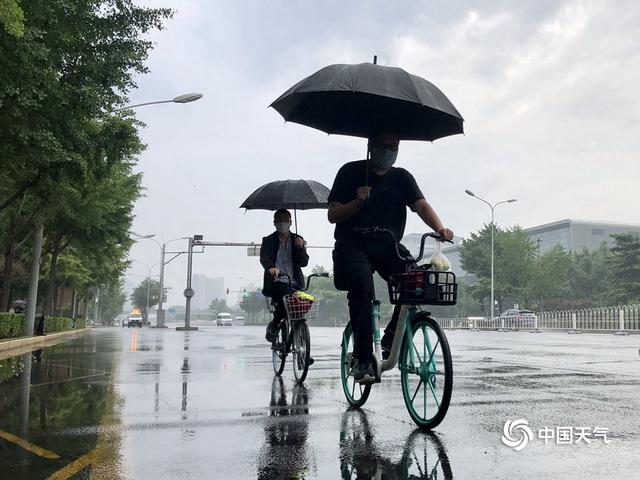 北京雷阵雨上线 天空阴沉路面湿滑