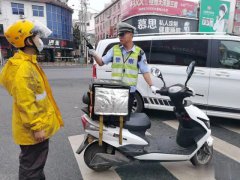 一些送小孩上学的家长、