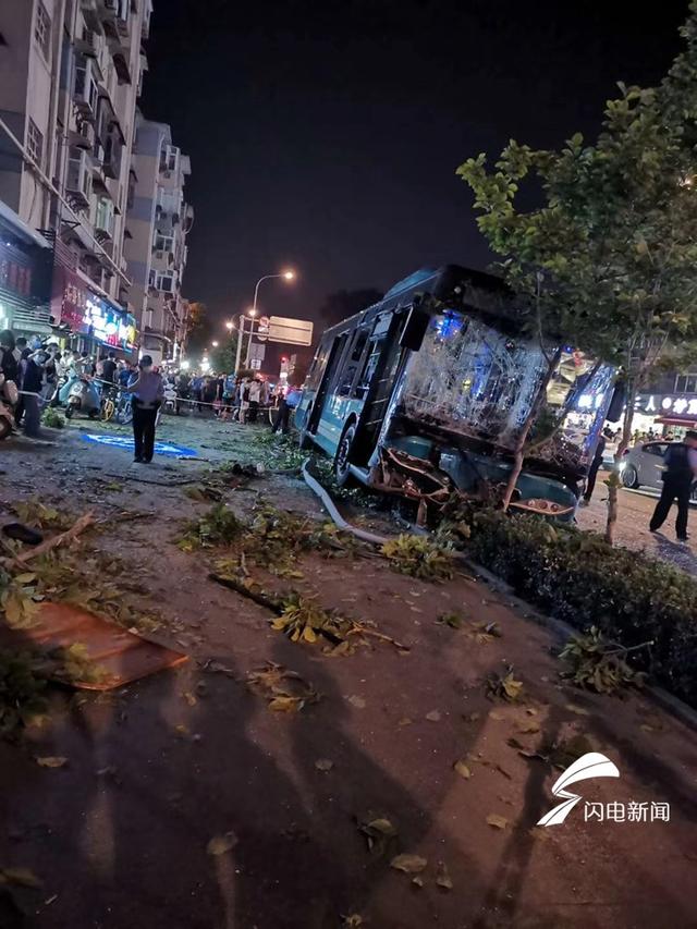 济南师范路交通事故致1死1重伤 初步调查:驾驶员突发脑溢血 现仍在抢救