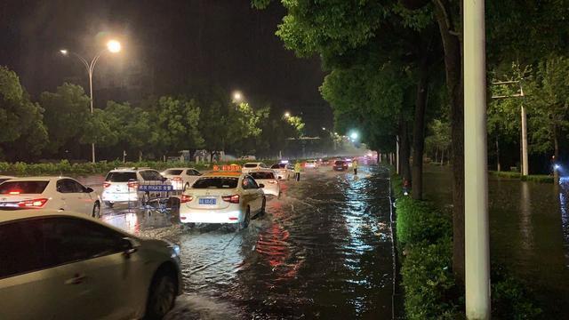 夜晚突降暴雨，武汉交警充当马路“航标”