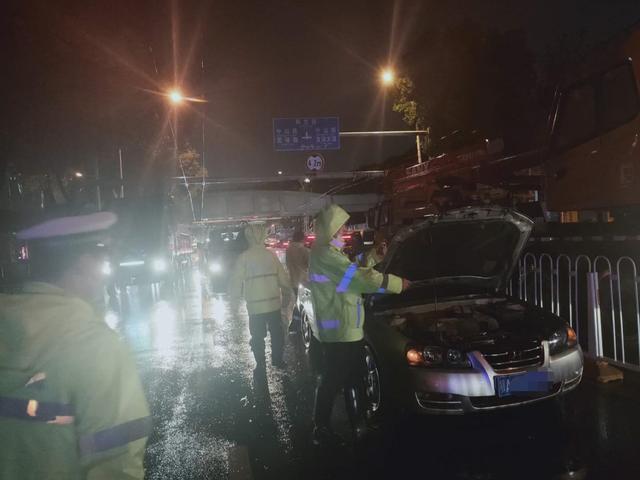 夜晚突降暴雨,武汉交警充当马路“航标”