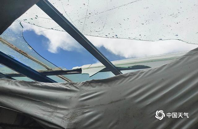 创纪录冰雹袭青海玛沁 车窗破碎屋顶被击穿