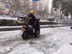上海一名外卖小哥在冒雨