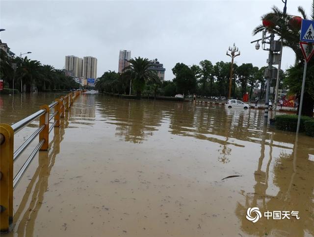 暴雨袭城!云南罗平县开启“看海”模式