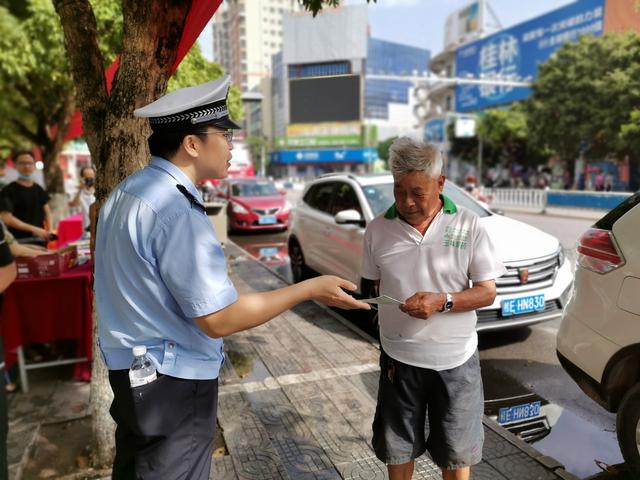 广西高速交警九大队开展“安全生产月”交通安全宣传活动