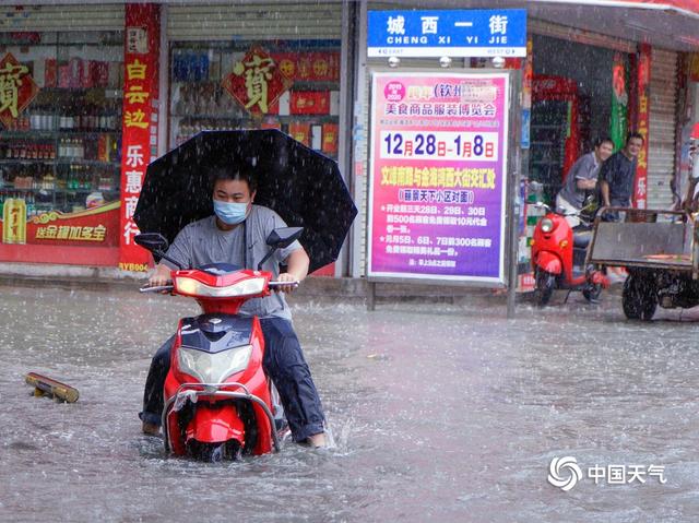 强降雨袭击 广西钦州街道变“汪洋”