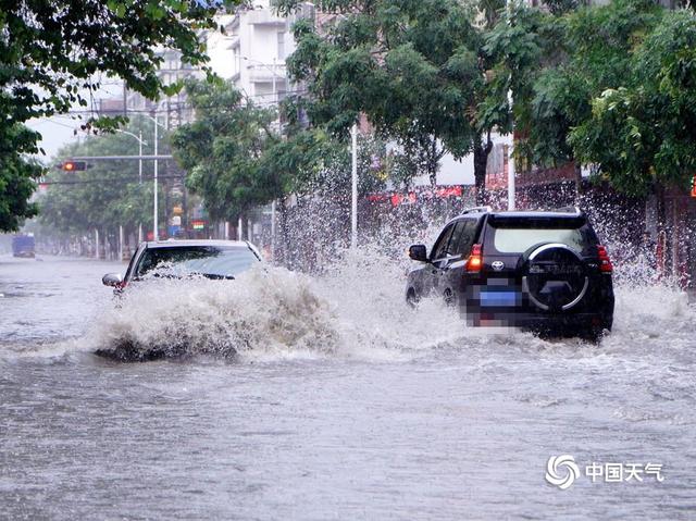 强降雨袭击 广西钦州街道变“汪洋”