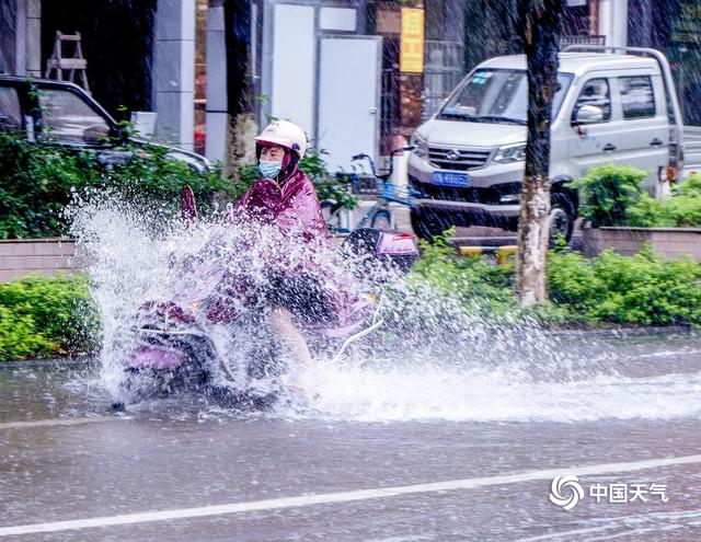 强降雨袭击 广西钦州街道变“汪洋”
