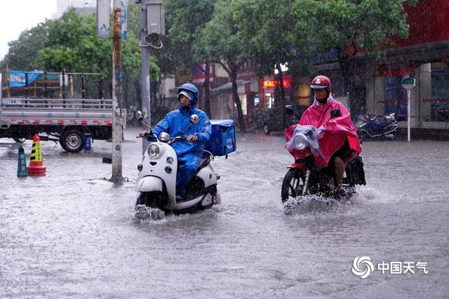 强降雨袭击 广西钦州街道变“汪洋”