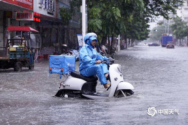 强降雨袭击 广西钦州街道变“汪洋”