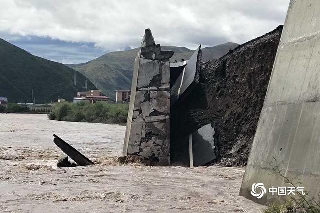 青海南部连续强降水 班玛县城路基冲毁交通受影响