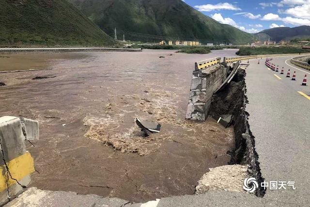 青海南部连续强降水 班玛县城路基冲毁交通受影响