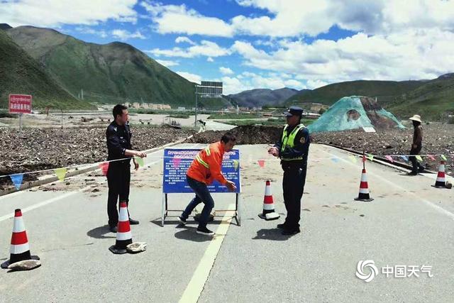 青海南部连续强降水 班玛县城路基冲毁交通受影响