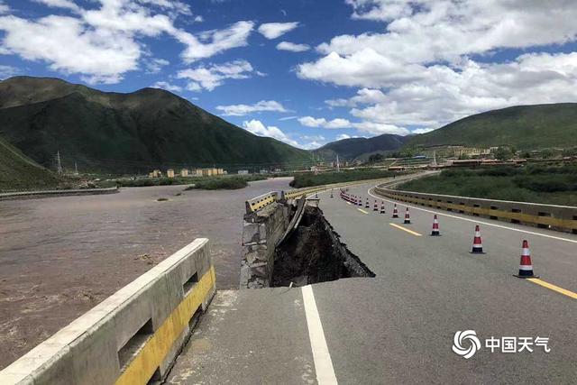 青海南部连续强降水 班玛县城路基冲毁交通受影响