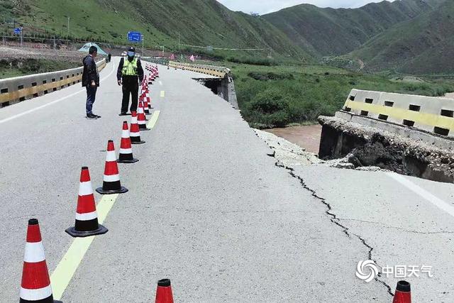 青海南部连续强降水 班玛县城路基冲毁交通受影响