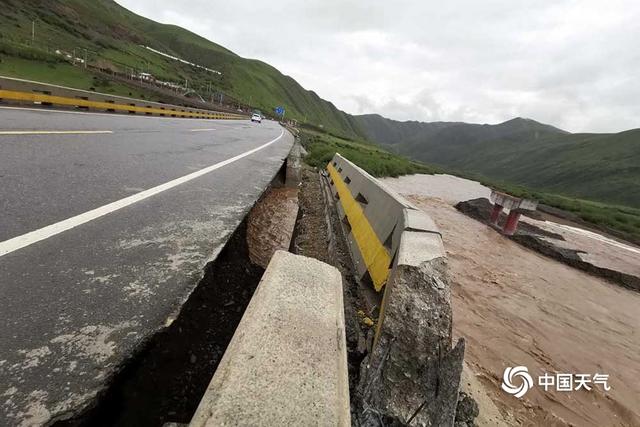 青海南部连续强降水 班玛县城路基冲毁交通受影响