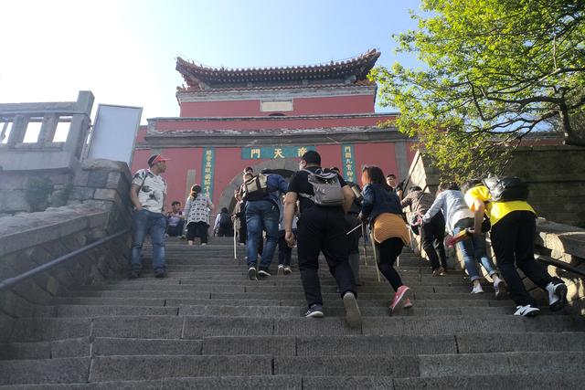 泰山海拔不足2000米,景色不如华山,为什么却是“五岳之首”?
