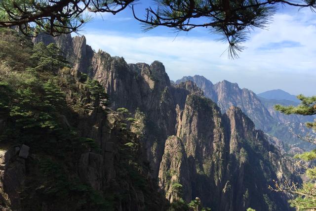 泰山海拔不足2000米,景色不如华山,为什么却是“五岳之首”?