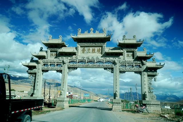 西藏普兰500年边贸市场:印度和尼泊尔人各占一院,看看都卖些啥