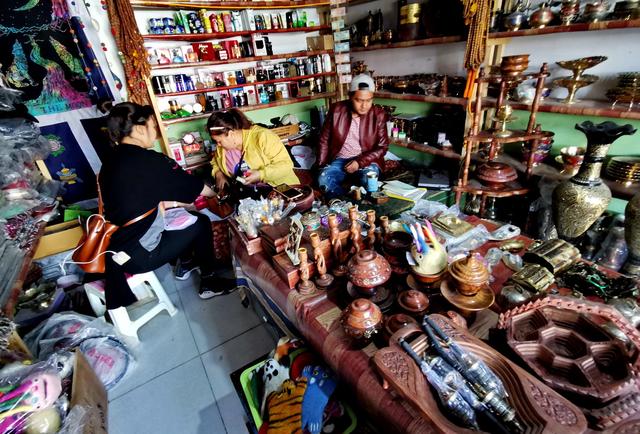 西藏普兰500年边贸市场:印度和尼泊尔人各占一院,看看都卖些啥