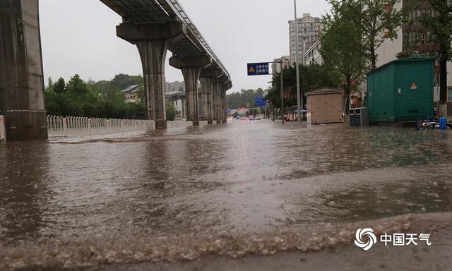 四川广安遭遇强降水 内涝严重水深没过大腿