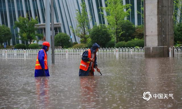 四川广安遭遇强降水 内涝严重水深没过大腿