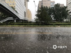乌云携雨来 北京街头市民