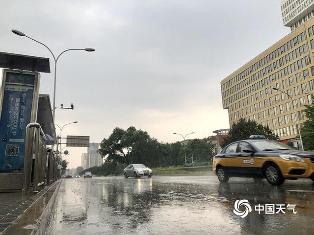 乌云携雨来 北京街头市民撑伞出行