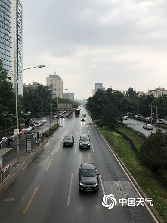 乌云携雨来 北京街头市民撑伞出行