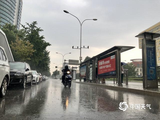 乌云携雨来 北京街头市民撑伞出行